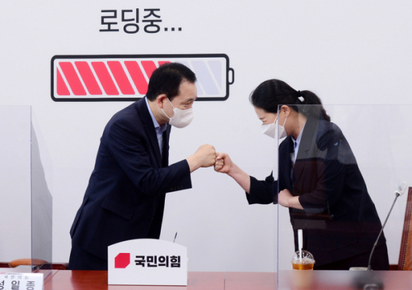 20일 오전 서울 여의도 국회에서 열린 국민의힘-국민의당 합당 관련 양당 실무협상단 회의에서 성일종 국민의힘 의원(왼쪽)과 권은희 국민의당 원내대표가 인사하고 있다. (사진= 연합뉴스) 