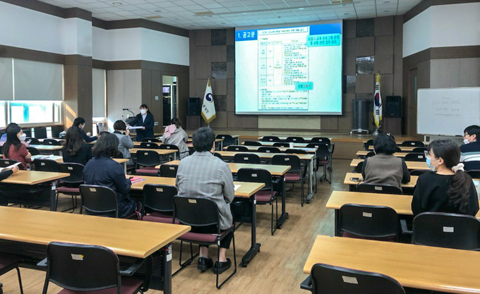인하대가 인천시와 연계해 진행하는 찾아가는 국어문화학교 장면. ( 사진 = 인하대 제공 )