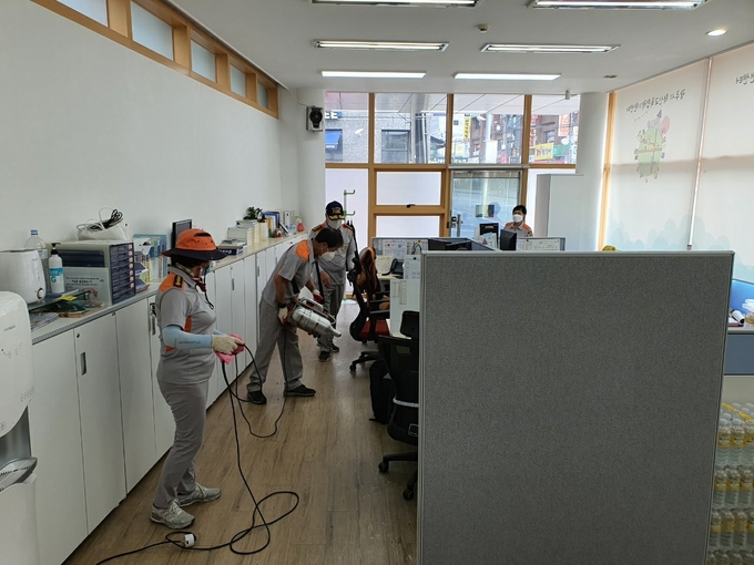 광주시 의용소방대가 보훈시설 등에 대해 방역활동을 하고 있다. (사진=광주시 제공)