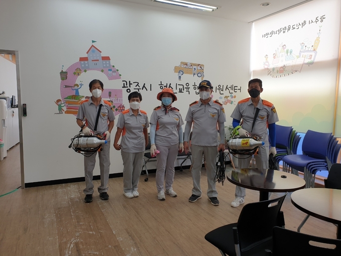 광주시 의용소방대가 보훈시설 등에 대해 방역활동을 하고 있다. (사진=광주시 제공)