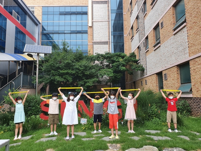 군포신기초등학교가 학부모회 ‘신나는 여름방학 즐겁게 운동하자 건강기원 선물 전달.