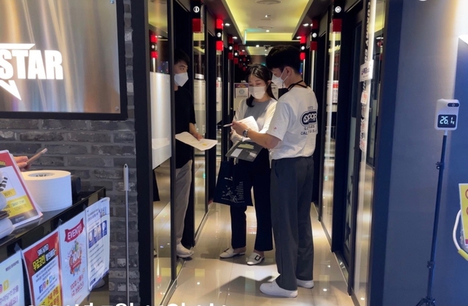 합동점검 요원들이 파주지역 노래방 점검을 하고 있다. (사진=파주시 제공)