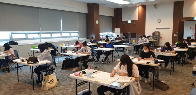 한국만화영상진흥원이 ‘제22회 전국학생만화공모전’을 개최한다. 사진은 지난해 열린 실기대회 모습 (사진=한국만화영상진흥원 제공) 