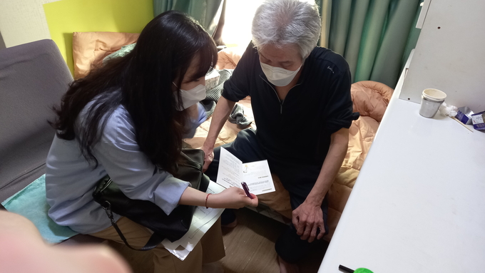 부평1동 직원이 어르신댁을 방문, 건강상담을 하고 있다. ( 사진 = 부평구 제공 )