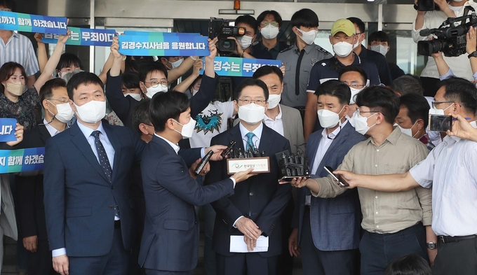 '드루킹 댓글 여론 조작' 사건에 연루돼 징역 2년이 확정된 김경수 경남도지사가 도청 입구에서 입장 표명을 하고 있다. (사진= 연합뉴스) 