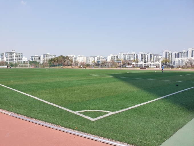 시설 개선을 앞두고 있는 수지구 죽전 수지아르피아 축구장 전경 (사진=용인시 제공)