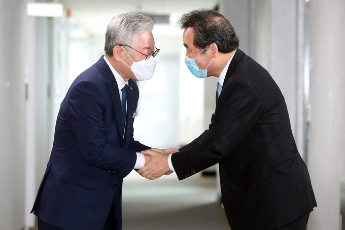 지난해 7월 이재명 경기도지사가 경기도청사에 방문한 이낙연 전 대표와 인사를 나누고 있다. (사진 = 경기도 제공)