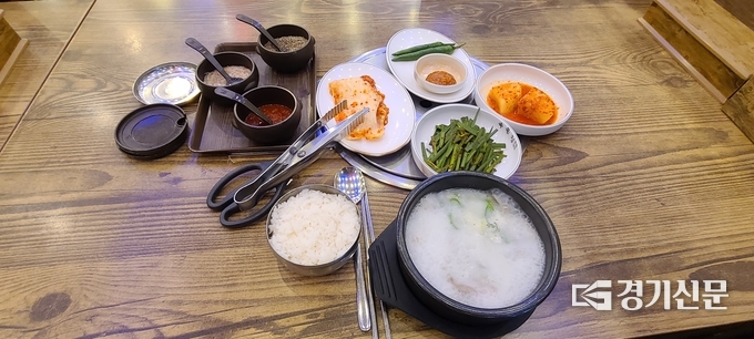 속풀청 선단점에서 제공하는 가마솥 돼지국밥. 가게에서는 맑은국밥이라고 부른다. (사진=문석완 기자)