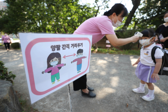 발열체크하는 어린이. (사진=연합뉴스 제공)