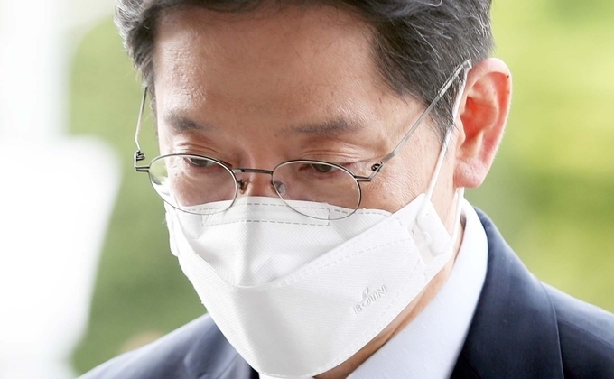 '드루킹 댓글 조작' 사건에 연루된 혐의로 기소된 김경수 경남지사가 대법원 선고일인 21일 경남도청으로 출근하며 취재진 질문에 답하고 있다. (사진=연합뉴스)