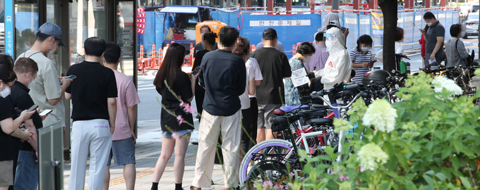 21일 오전 서울 송파구 송파구보건소에 마련된 선별진료소에 코로나19 검사를 받으려는 시민들이 대기하고 있다. (사진=연합뉴스)