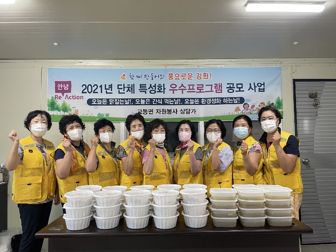 홀몸노인 등에게 직접 조리한 삼계탕을 전달한 교동면 자원봉사상담가들. ( 사진 = 강화군 제공 )