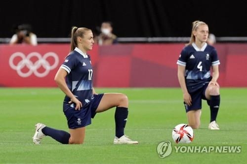경기에 앞서 한쪽 무릎을 꿇은 영국 여자축구 대표 선수들. (사진=AP/연합뉴스)