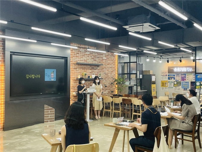 유유기지 부평 청년모임 지원프로그램 시작에 앞서 면접이 진행되고 있다. ( 사진 = 부평구 제공 )