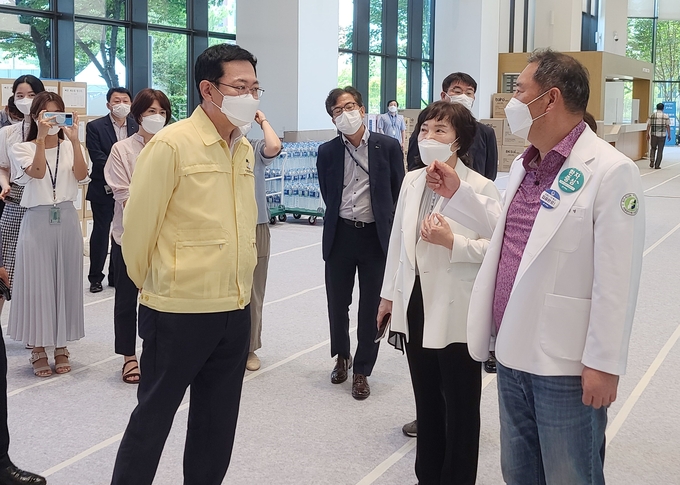 박남춘 인천시장이 코스코 생활치료센터를 방문, 병원 관계자들과 점검에 나서고 있다. ( 사진 = 나은병원 제공 )