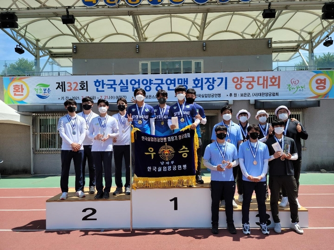 실업연맹회장기 대회에서 최정상에 오른 계양구청 양궁선수단. ( 사진 = 계양구 제공 )