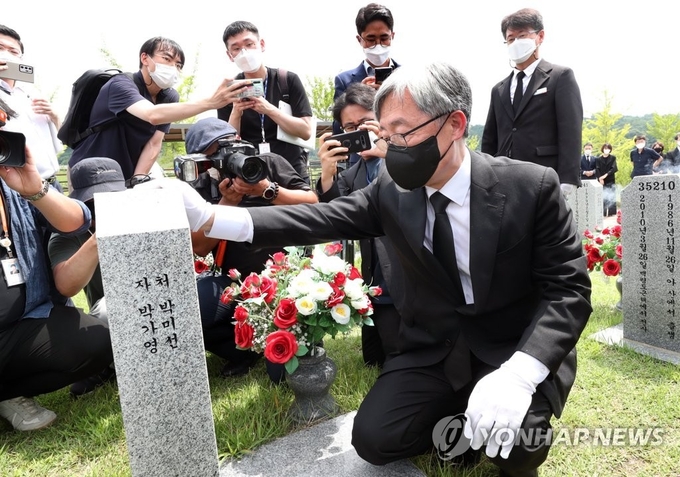 최재형 전 감사원장이 지난 12일 오전 대전 유성구 국립대전현충원 천안함 46용사 묘역을 찾아 묘비를 어루만지고 있다. (사진= 연합뉴스) 