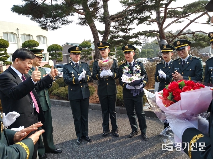 부사관으로 임관하는 영북고 졸업생들을 교사들과 선배 부사관들이 축하해주고 있다. (사진=영북고등학교 제공)