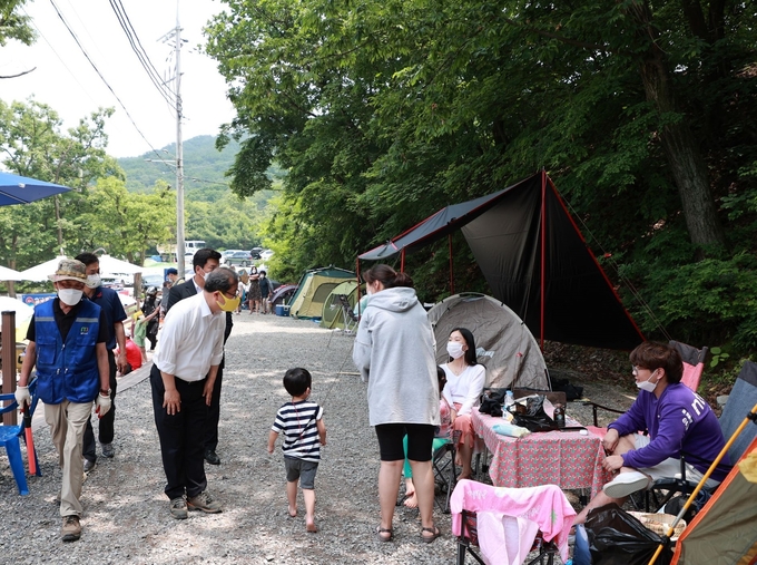 조광한 남양주시장이 청학밸리리조트에서 휴식을 취하고 있는 시민들과 인사를 나누고 있다. (사진=남양주시 제공)