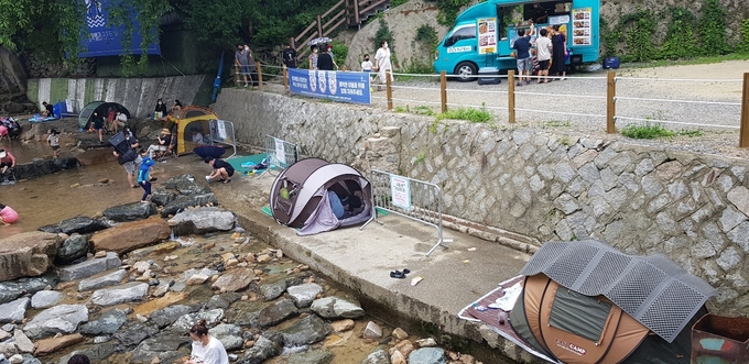 불법시설물과 바가지 상혼으로 원성을 사던 남양주 수락산 청학계곡이 청학밸리리조트로 탈바꿈된 후 시민들의 휴식처로 사랑을 받고 있다. (사진=남양주시 제공)