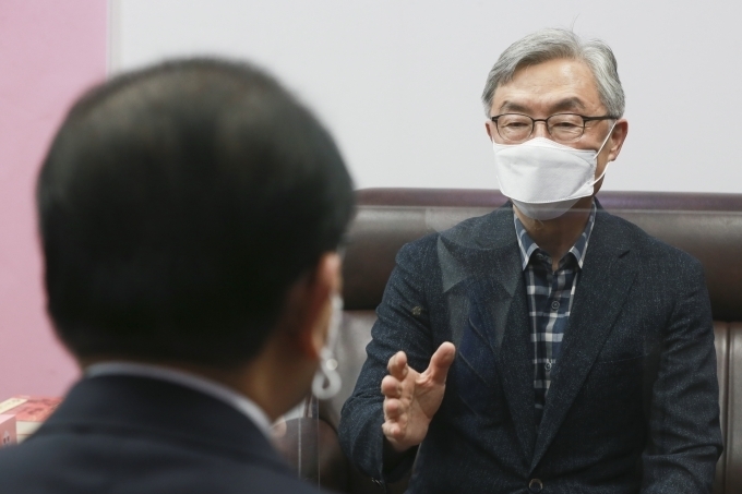 국민의힘 대선주자인 최재형 전 감사원장이 22일 오후 서울 여의도 국회 의원회관 내 국민의힘 태영호 의원실을 방문, 태 의원과 대화하고 있다. (사진=연합뉴스) 