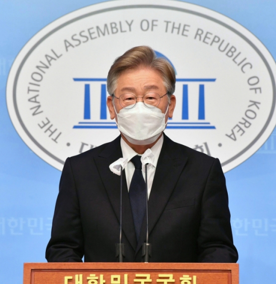 이재명 경기도지사는 22일 국회 소통관에서 기자회견을 열고 기본소득 공약을 발표하고 있다. (사진= 연합뉴스) 