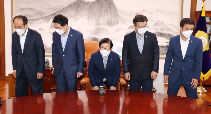 박병석 국회의장 주재로 22일 서울 여의도 국회 의장집무실에서 여야 원내대표와 원내수석부대표가 기념촬영을 마친 뒤 자리에 앉고 있다. 왼쪽부터 국민의힘 추경호 원내수석부대표, 김기현 원내대표, 박 의장, 더불어민주당 윤호중 원내대표, 한병도 원내수석부대표. (사진=연합뉴스)