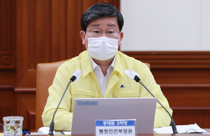 중앙재난안전대책본부(중대본) 2차장인 전해철 행정안전부 장관이 23일 오전 서울 세종대로 정부서울청사에서 열린 신종 코로나바이러스 감염증(코로나19) 중대본 회의에 참석해 발언하고 있다. (사진=연합뉴스)