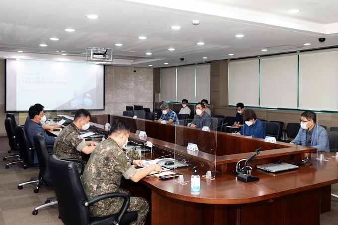 파주시가 민통선지역 비대면 출입시스템 구축을 위한 회의를 하고 있다. (사진=파주시 제공)
