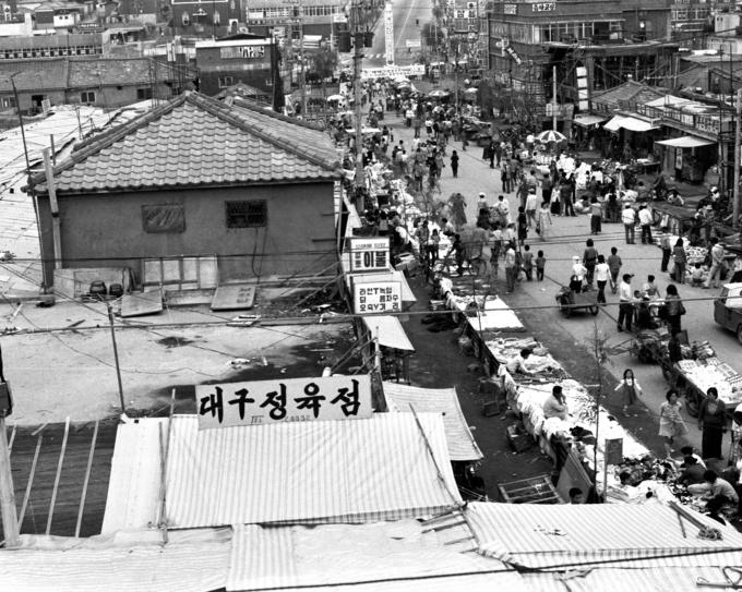 1971년도 성남시장 모습(시민로 방향). (사진=성남학연구소 제공)