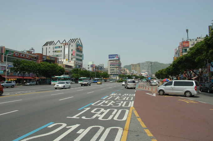 산성대로 모습. 멀리 건물 뒤로 남한산성이 보인다. (사진=성남학연구소 제공)