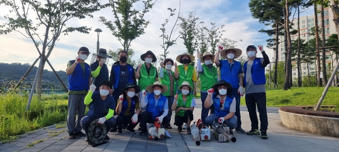 남양주시 다산행정복지센터는 지난 22일 다산1동 지역 내 사회단체와 함께 최근 급증하고 있는 등얼룩풍뎅이, 모기 등의 해충을 퇴치하기 위해 친환경 방역 소독을 실시했다. (사진=남양주시 제공)