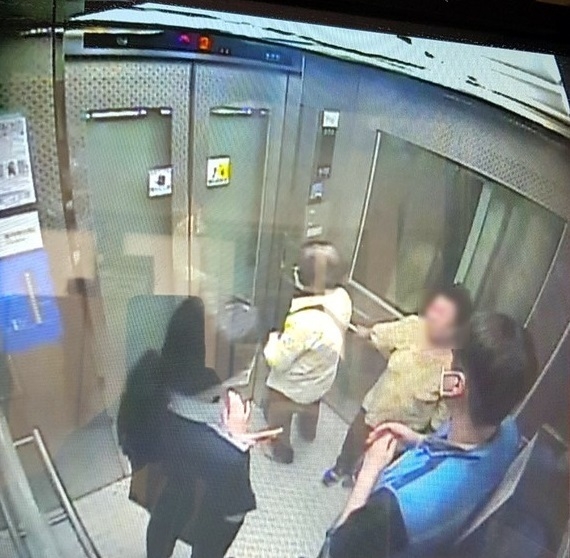 상록수역 김예린 역무원이 A씨를 만류하고 있다. (사진=한국철도 수도권광역본부 제공)