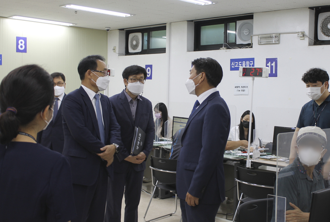 김재철 중부지방국세청장은 23일 춘천세무서 부가가치세 확정 신고 현장을 방문했다. (사진=중부지방국세청 제공)