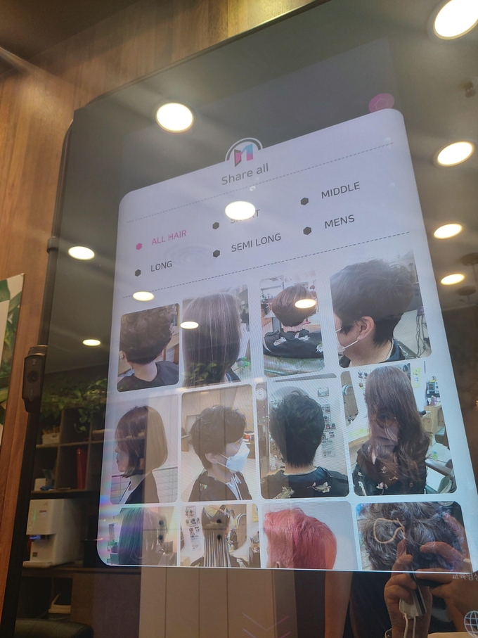 화성 병점중심상가에 위치한 한 미용실에 설치된 '스마트 미러'. (사진=편지수 기자)