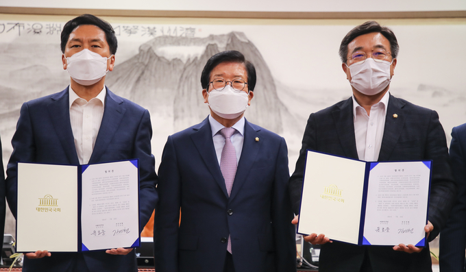 병석 국회의장(가운데)과 더불어민주당 윤호중 원내대표(오른쪽), 국민의힘 김기현 원내대표(왼쪽)가 23일 오후 국회 의장실에서 추경안과 상임위원장 배분 등에 합의한 후 합의문을 들어보이고 있다. (사진=연합뉴스)