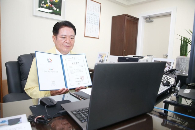 안양시 인재육성재단, '부자나무&시스게이트IT 지정장학생' 장학증서 수여했다.(사진= 안양시 제공)