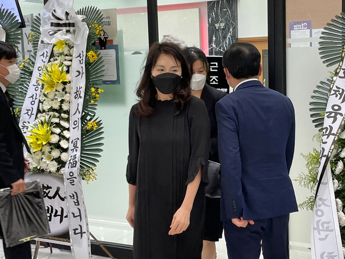 14일 오후 전남 목포시 산정동 봉황장례문화원에서 이재명 경기도지사의 아내 김혜경 씨가 김경수 경남도지사 장인의 빈소를 조문하고 돌아가고 있다. (사진=연합뉴스)