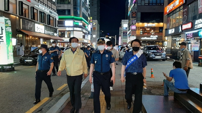 지난 23일 김희석 인계파출소장(왼쪽부터)과 전현택 팔달구청 위생정책과장, 오상택 수원남부경찰서장, 이석기 자치경찰위원이 수원시 팔달구 인계동 일대에서 코로나19 조기종식을 위한 합동점검을 벌이고 있다. (사진=수원남부서 제공)