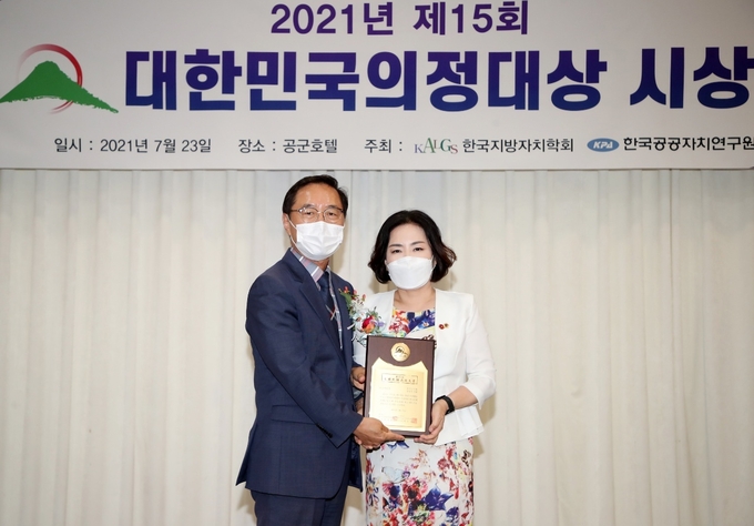 권정선 도의원(더민주·부천5)이 제15회 대한민국의정대상 개인부문 최고의원상을 수상했다.