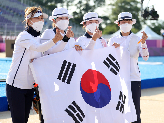  25일 일본 유메노시마 공원 양궁장에서 열린 도쿄올림픽 여자 양궁 단체전 경기에서 금메달을 획득한 여자 양궁 대표팀이 태극기를 들고 포즈를 취하고 있다. (사진=연합뉴스)