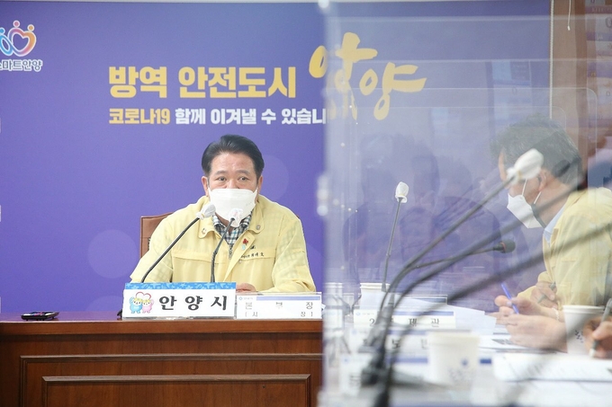 최대호 안양시장이 문재인 대통령 주제 코로나19 중앙안전대책본부 화상 회의에 참여하고 있다. (사진=안양시 제공)
