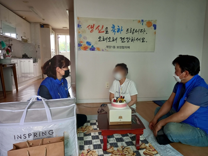 계양1동 관계자들이 생일을 맞은 홀몸어르신 댁을 찾아 선물을 전달하고 이야기를 나누고 있다. ( 사진 = 계양구 제공 )