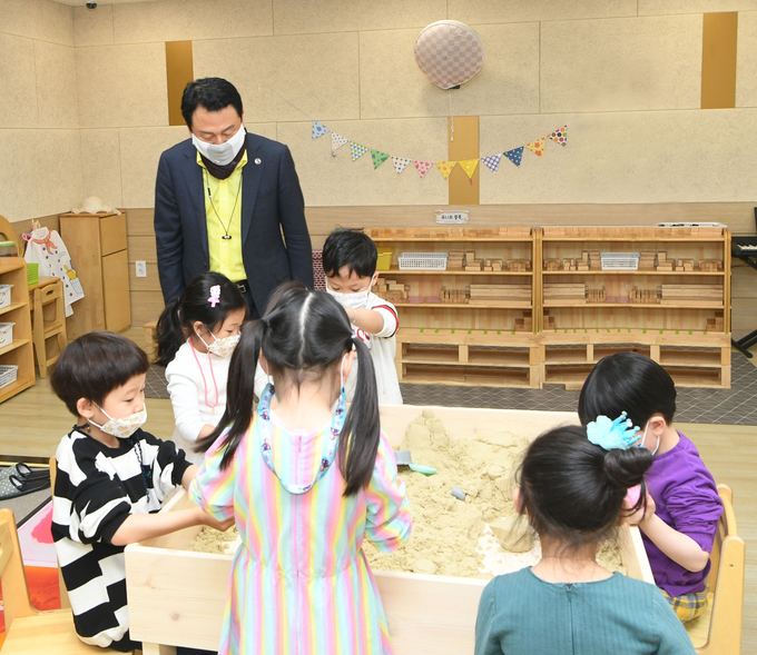 구리 안승남 시장이 지난 23일 관내 어린이집 방문 현장 방문하고 있다.(사진=구리시 제공)