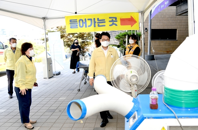 최종환 파주시장이 선별검사소에 설치된 폭염피해예방 장비 등을 점검하고 있다.(사진=파주시제공)