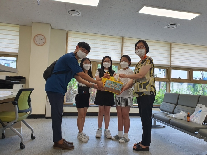이천 마장초등학교가 재배한 과일을 면사무소에 전달했다. (사진=마장초등학교 제공)