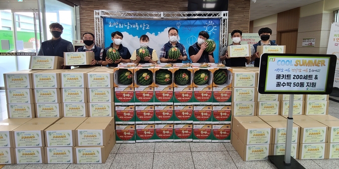 남양주시복지재단 산하 남부희망케어센터는 건강한 여름나기를 위한‘쿨썸머 프로젝트’의 두 번째 사업으로 지난 23일 주거취약계층 200가구에게 쿨키트 및 수박을 지원했다.(사진=남양주시 제공)