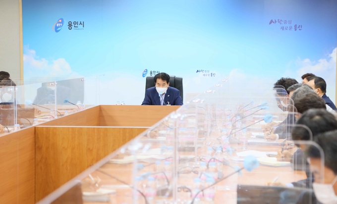 시정전략회의를 진행하는 백군기 용인시장 (사진=용인시 제공)