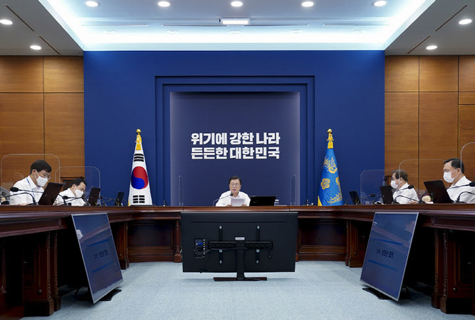 문재인 대통령은 26일 여민관에서 수석보좌관회의를 주재하고 있다(청와대 제공) 