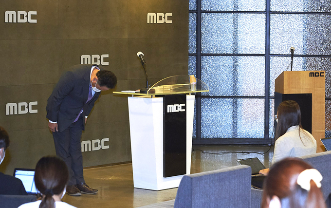 박성제 MBC 사장이 26일 오후 서울 마포구 상암동 MBC에서 열린 기자회견에서 개회식과 남자 축구 중계 등에서 벌어진 그래픽과 자막 사고 등에 대해 대국민 사과를 하고 있다. (사진=MBC 제공)